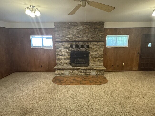 Building Photo - 3 bedroom 2 bath over 2000 sq ft, one bloc...