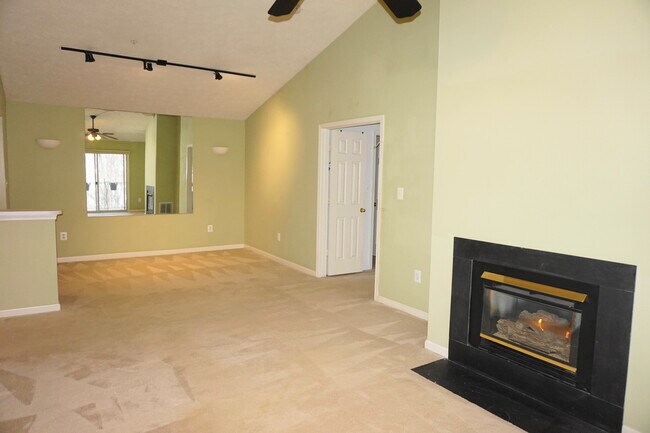 Building Photo - Charming 2br/2ba Condo w/ Balcony in Reist...