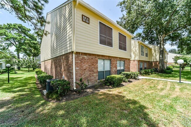 Foto del edificio - 14555 Wunderlich Dr