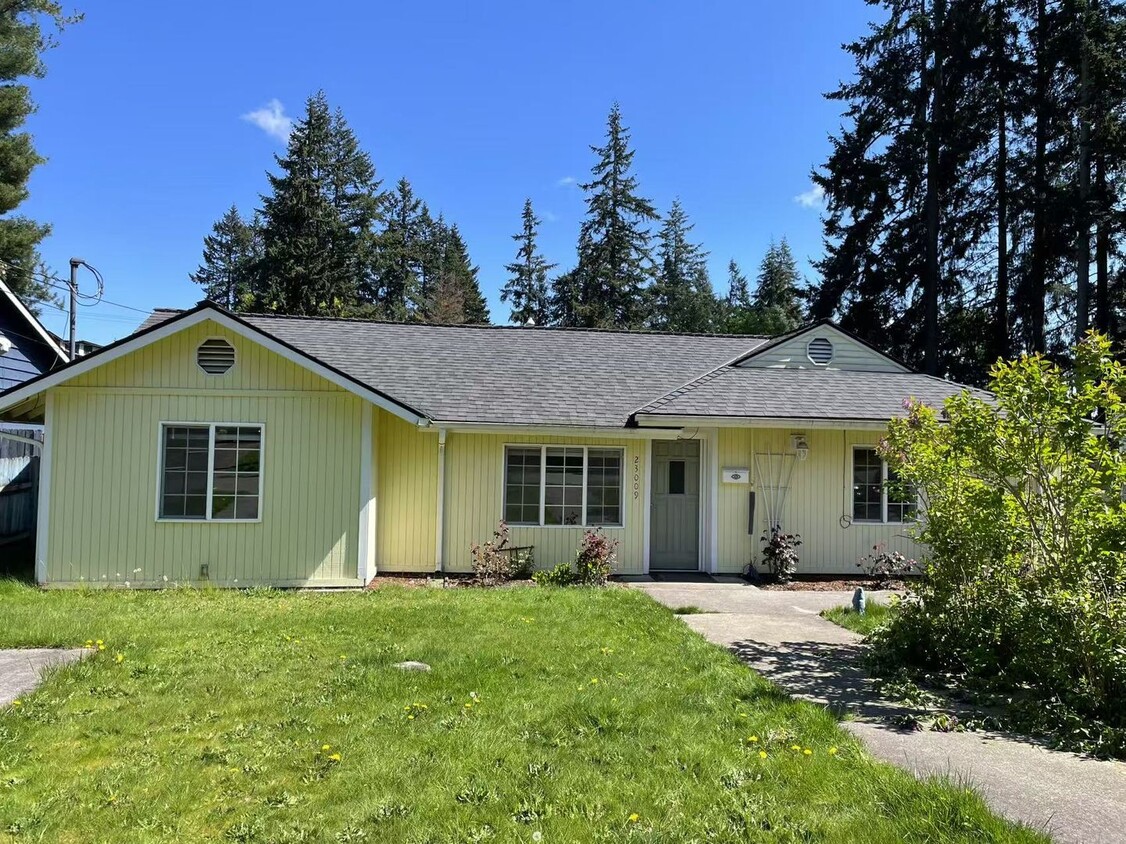 Primary Photo - Nice 7-bed, 3-bath single family home in M...