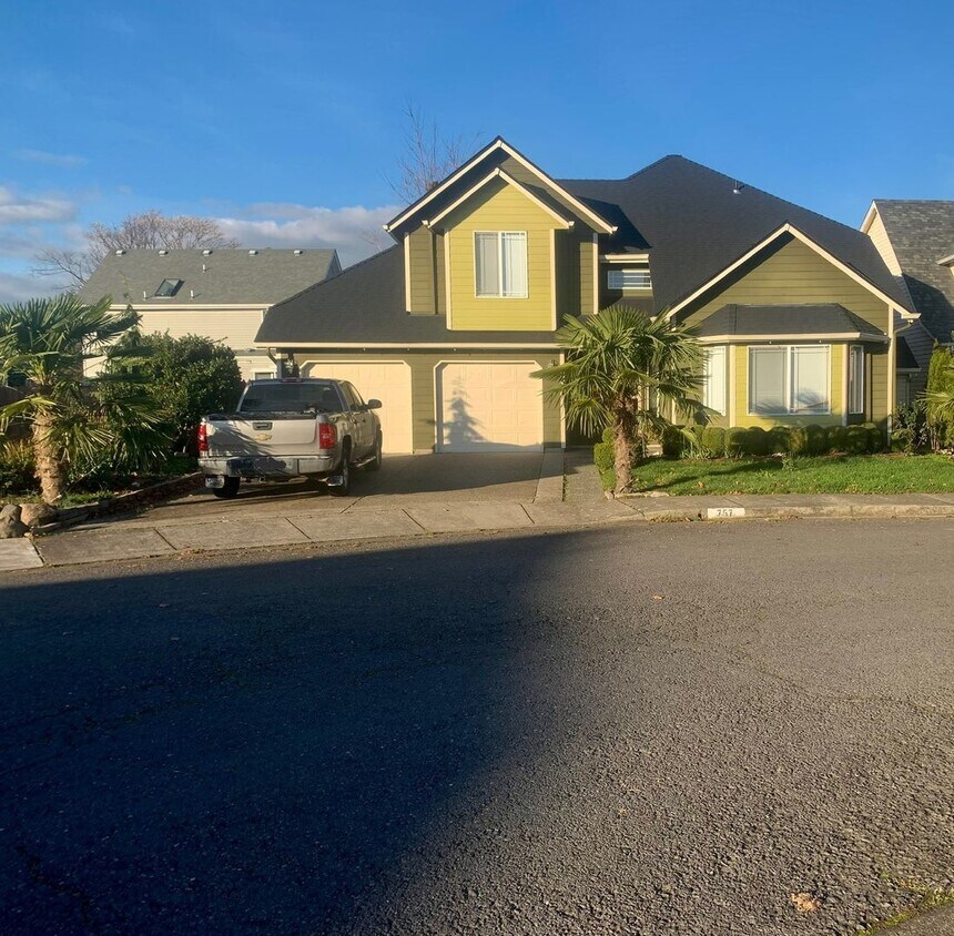 Primary Photo - AVAILABLE NOW! 3bd/2.5ba with 2-Car Garage...
