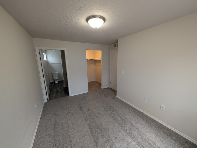 Building Photo - 1360 S Edgewater Cir