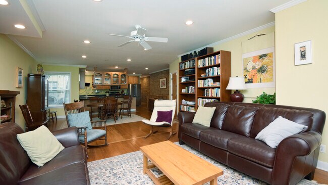 Building Photo - 5046 N Wolcott Ave
