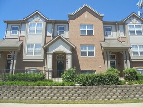 Building Photo - 1093 N Claremont Dr