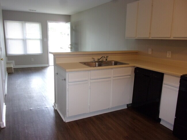 Foto del edificio - 2 Bedroom 1 1/2 Bath Townhome - Recently Updated and Freshly Painted