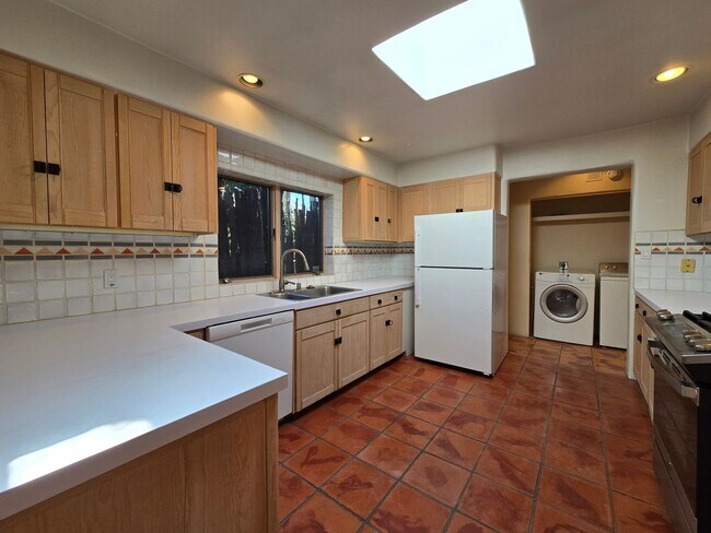 Building Photo - 570 1/2 Garcia St