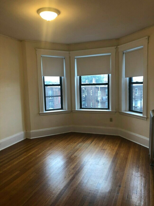 Building Photo - 1124 Commonwealth Ave