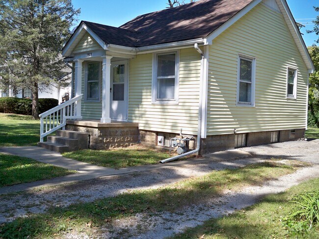Building Photo - 1505 W Iles Ave