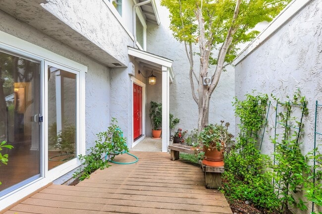 Building Photo - Available! Beautiful 3 Bedroom Townhome In...