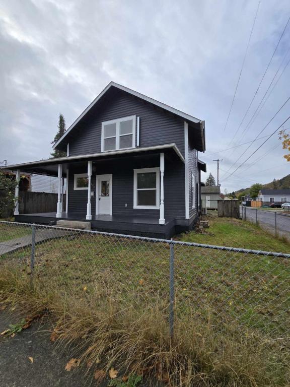 Building Photo - 205 SE Lane Ave