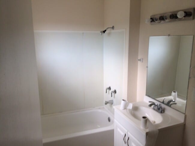 Building Photo - Large 4 bedroom Near UT and Downtown