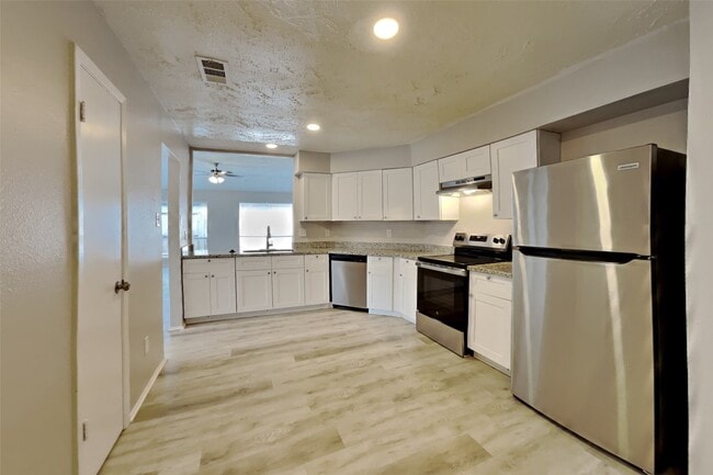 Foto del edificio - 7307 Daylight Ln