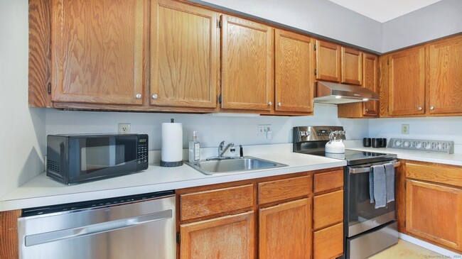 Building Photo - 10 Riverview Dr