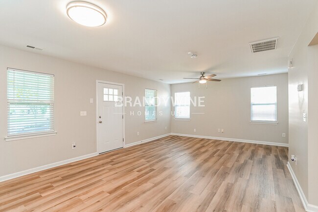 Foto del edificio - $1864– With our move-in promotion, it’s li...