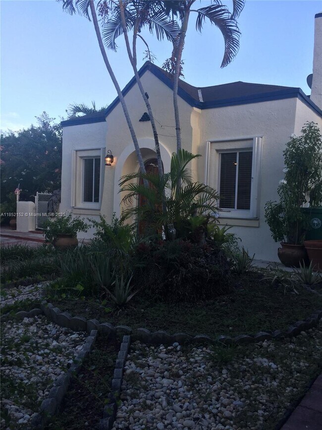 Foto del edificio - 1662 SW 12th St