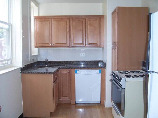 Kitchen - 2442 W Bryn Mawr Ave
