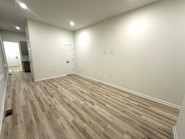 Building Photo - Incredible 6-Bedroom Townhouse Located Nea...