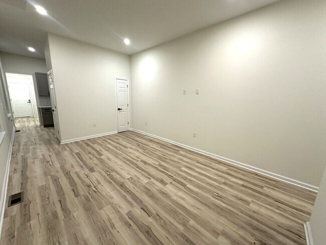 Foto del edificio - Incredible 6-Bedroom Townhouse Located Nea...