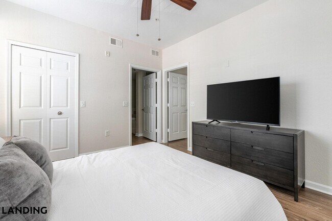 Foto del edificio - 2801 Biltmore Park Dr