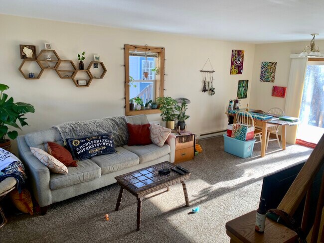 Foto del edificio - 1023 E Madison St