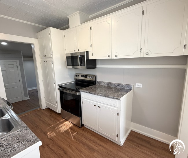 Building Photo - Spacious and Convenient