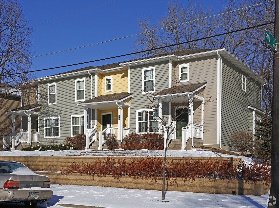 Primary Photo - 92 Hoyt Ave W