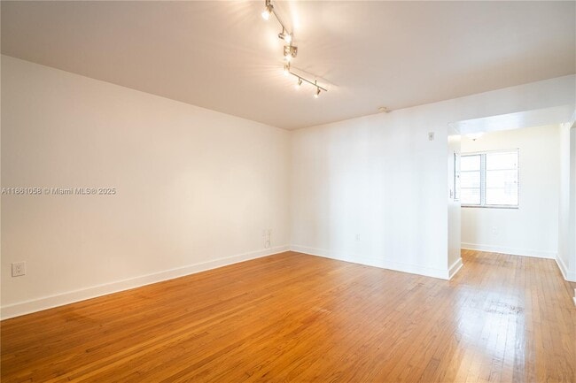 Building Photo - 2425 Flamingo Pl