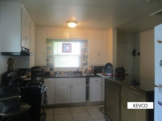 Building Photo - Bungalow with Fenced Yard + Walking Distan...