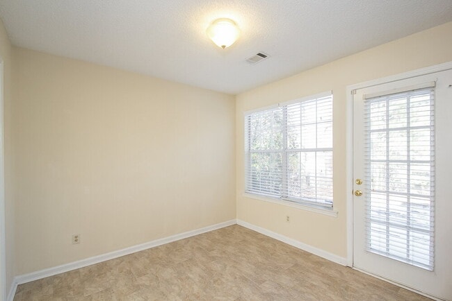 Building Photo - 408 Streamview Ln