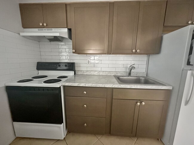 Building Photo - Centrally Located Studio Apartment in Sara...