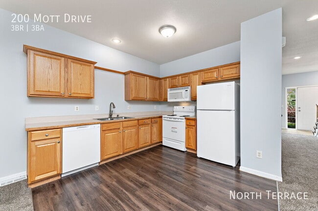 Building Photo - ?? Freshly Renovated 3BR Townhouse with Bo...