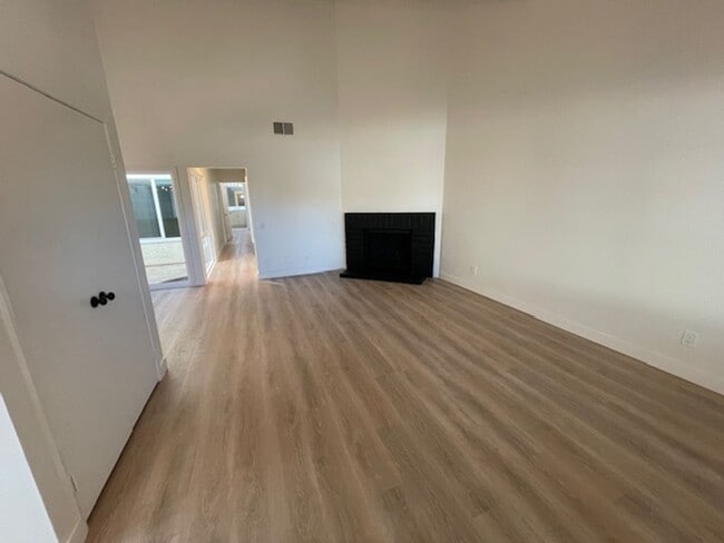 Building Photo - Thousand Oaks Totally Remodeled 3 Bed 2 Full Bath