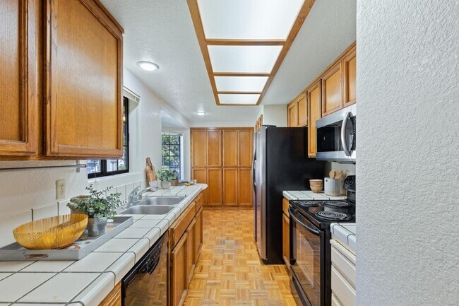 Building Photo - 612 Praderia Cir