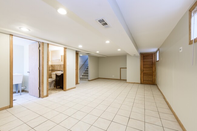 Building Photo - 1221 W 112th St