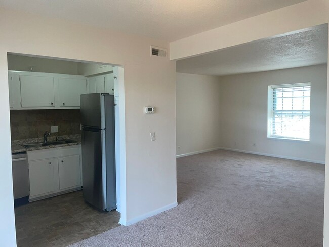 Building Photo - Cozy Two Bedroom Condo in Dilworth!