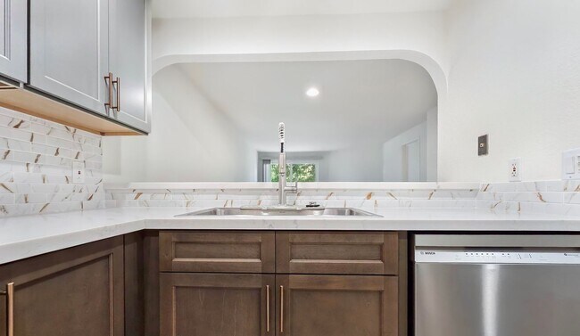 Foto del edificio - Top-Floor Corner End-Unit with Great Light