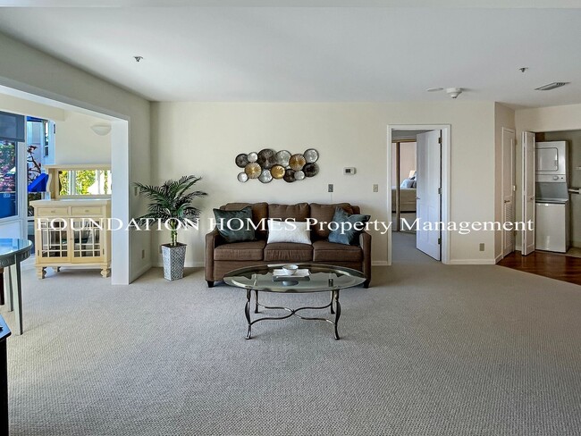 Building Photo - 1 br, 2 bath House - 100 Thorndale Dr  #133