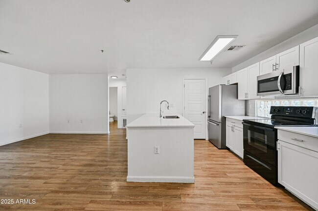 Foto del edificio - 3065 N 67th Ave