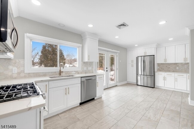 Building Photo - 475 Cedar Ln