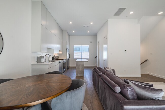 Foto del edificio - Modern Townhome with Dual Primary Suites & 2-Car Garage | Knox-Henderson / Lower Greenville