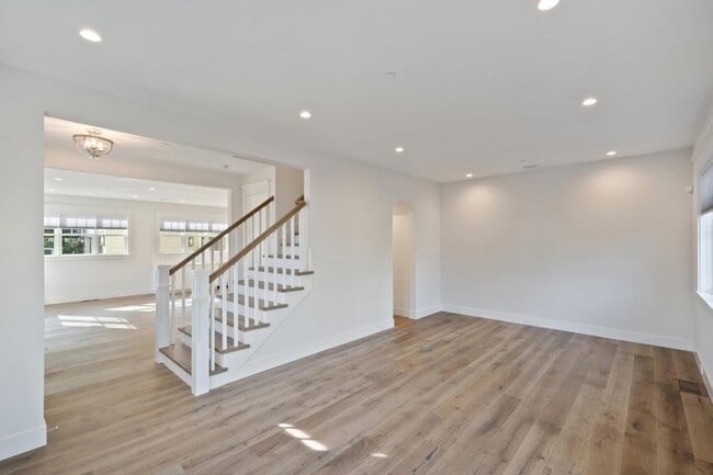 Building Photo - 501 E Bellevue Ave