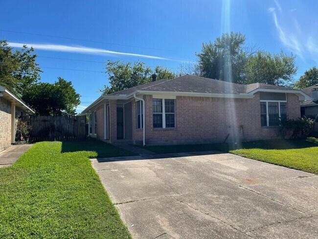 Building Photo - Charming 2 beds/2 baths duplex with privat...