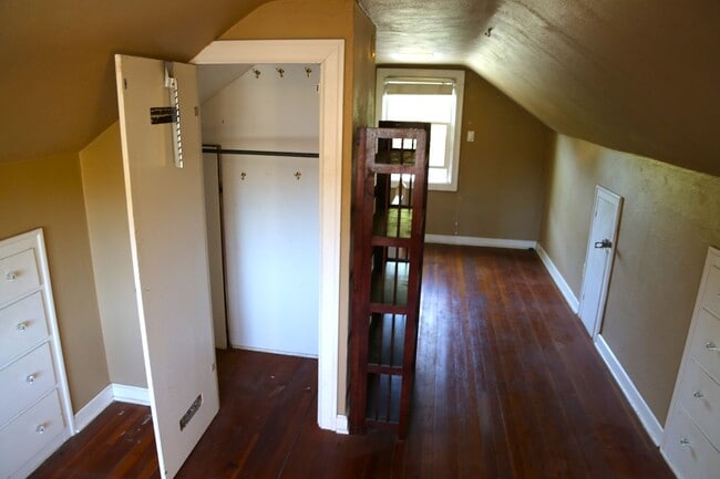 Building Photo - Across the Street from OSU 3 Bed 1 bath