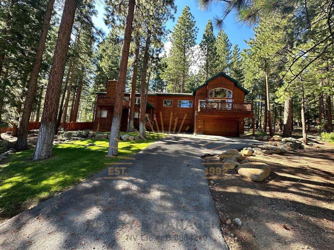 Foto principal - Beautiful 4 Bedroom, 3.5 bath home w gorge...
