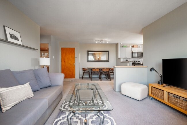 Foto del edificio - Fully Furnished 2 Bedroom Available Now!