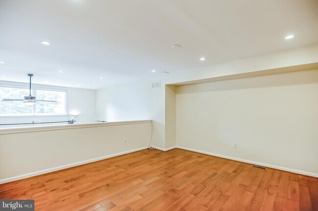 Foto del edificio - 127 Kings Croft Dr