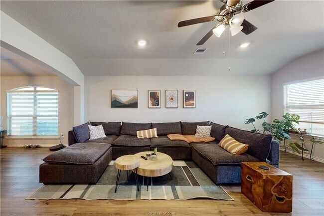 Foto del edificio - 3 Bedrom 2 bath, bonus room and a office, ...