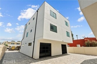 Building Photo - 13944 Vanowen St