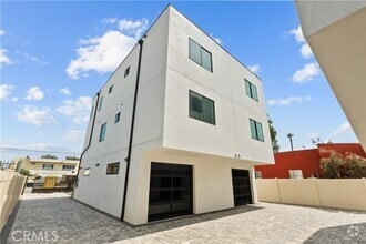 Building Photo - 13944 Vanowen St