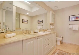 Building Photo - 701 S Olive Ave